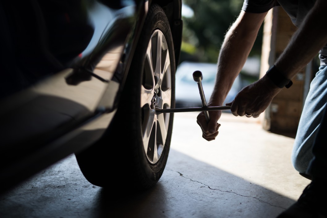 personne-changeant-une-roue-sur-un-vehicule